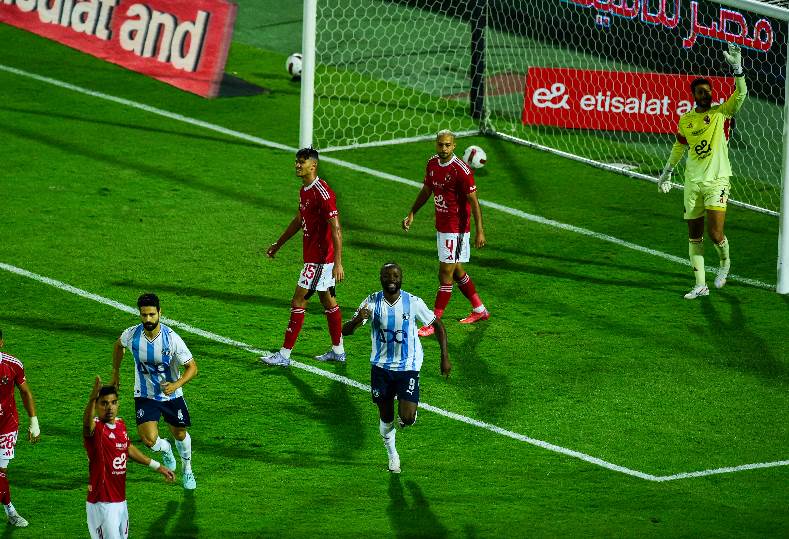 الأهلي يواجه تحديات جديدة بعد تأخره بهدف أمام بيراميدز في الشوط الأول