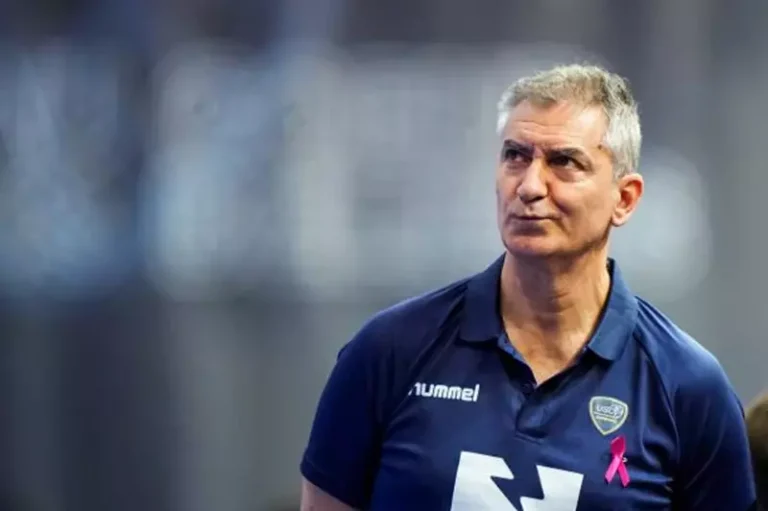 الإسباني فرناندو يقود تدريبات منتخب الناشئين قبل منافسات كأس العالم لكرة اليد