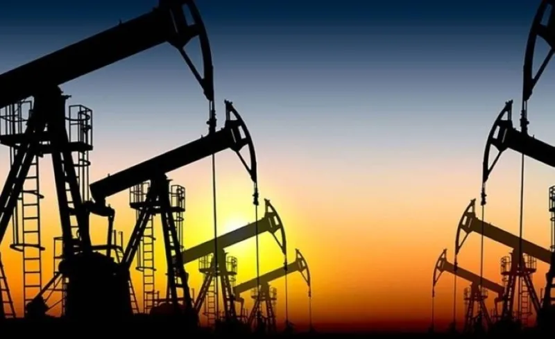 انخفاض أسعار النفط مع مراجعة الأسواق لتوقعات الطلب في الولايات المتحدة