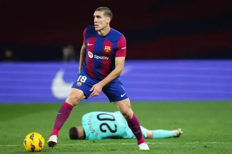 برشلونة يدعم مغادرة روميو بدفع نصف راتبه لتسهيل انتقاله المقبل
