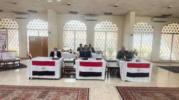 توافد المصريين في عمان للتصويت في انتخابات الشيوخ
عمان تشهد إقبال المصريين على السفارة للتصويت بـ انتخابات الشيوخ
المصريون في عمان يتوافدون على السفارة للمشاركة في انتخابات الشيوخ
انتخابات الشيوخ: المصريون في عمان يجتمعون للتصويت في السفارة