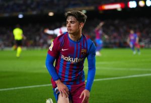توتر في برشلونة إثر خلاف بين جافي وفيرمين بسبب شريكتيهما الإنسانية