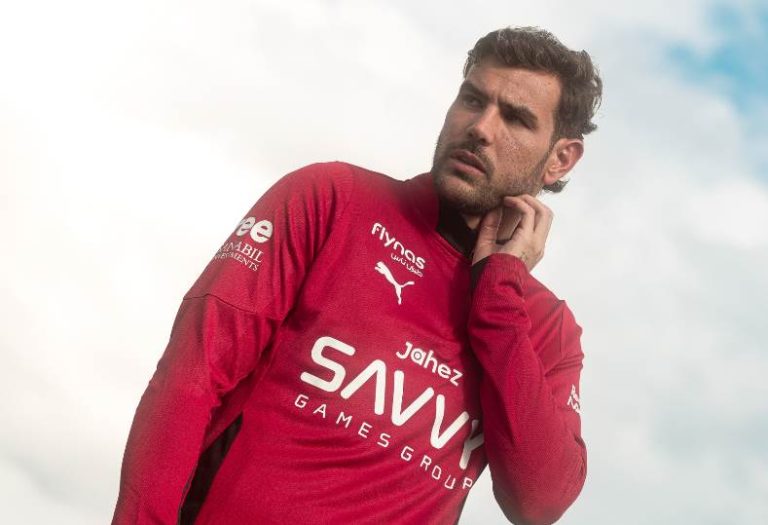 ثيو هيرنانديز يشارك في تدريبات الهلال للمرة الأولى وسط حماس الجماهير
