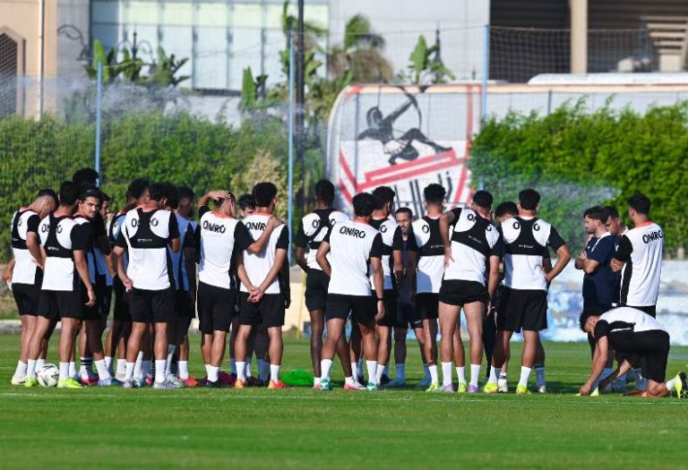 جلسة إنسانية بين فيريرا ولاعبي الزمالك تعزز الروح الفريقية قبل المران
