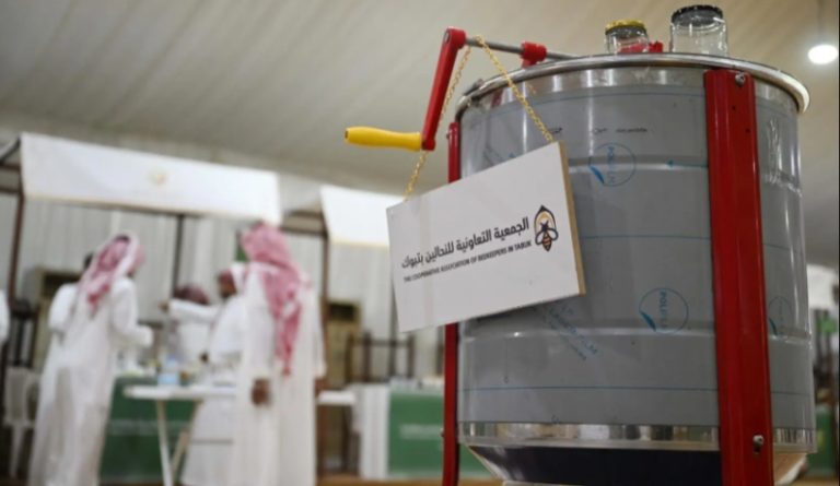 جمعية النحالين بتبوك تدعو الزوار لاكتشاف فنون تربية النحل في مهرجان العسل