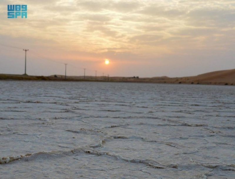 ظهور بحيرات الملح الطبيعي المدهشة في بلدة العوشزية بعنيزة