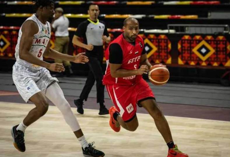 عدداً من الجماهير تتابع مباراة منتخب مصر ضد السنغال في الأفروباسكت 2025