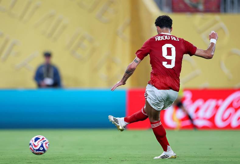 كولومبوس كرو يستعد لحل أزمة قيد اللاعب وسام أبوعلي قريبًا