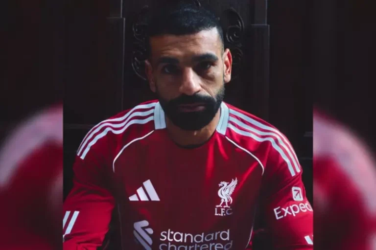 ليفربول يحتفل بكشف قمصان الموسم الجديد بحضور نجمه محمد صلاح المميز