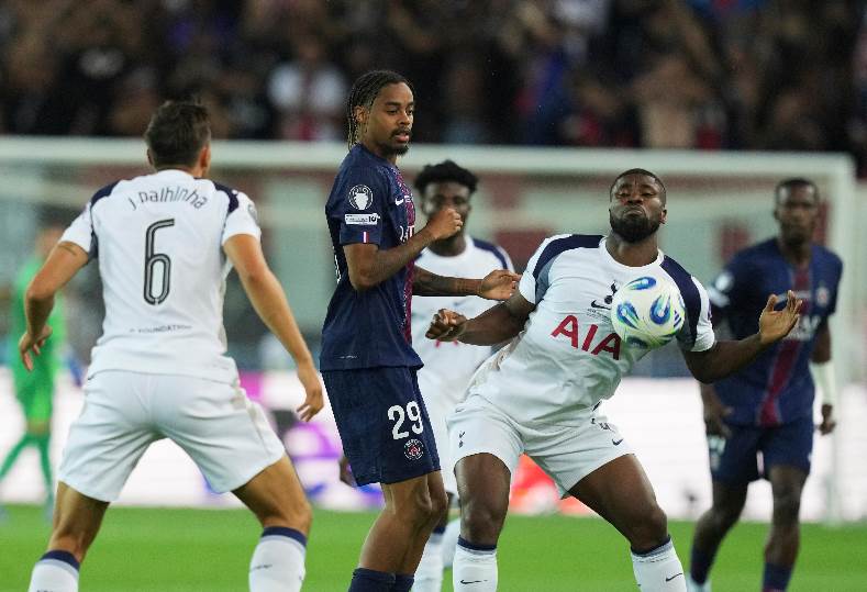 مباراة مثيرة بين باريس سان جيرمان وتوتنهام في كأس السوبر الأوروبي تتوج بالإثارة