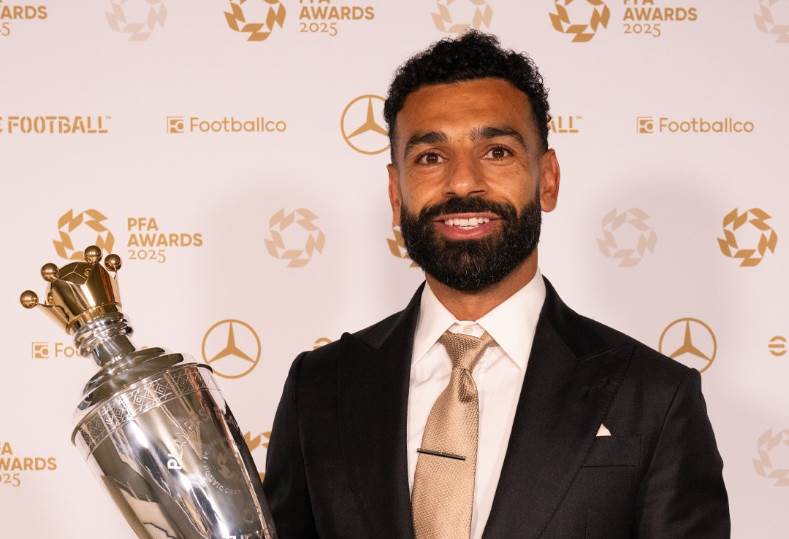 محمد صلاح يتوج بجائزة أفضل لاعب للمرة الثالثة بإنجاز تاريخي جديد