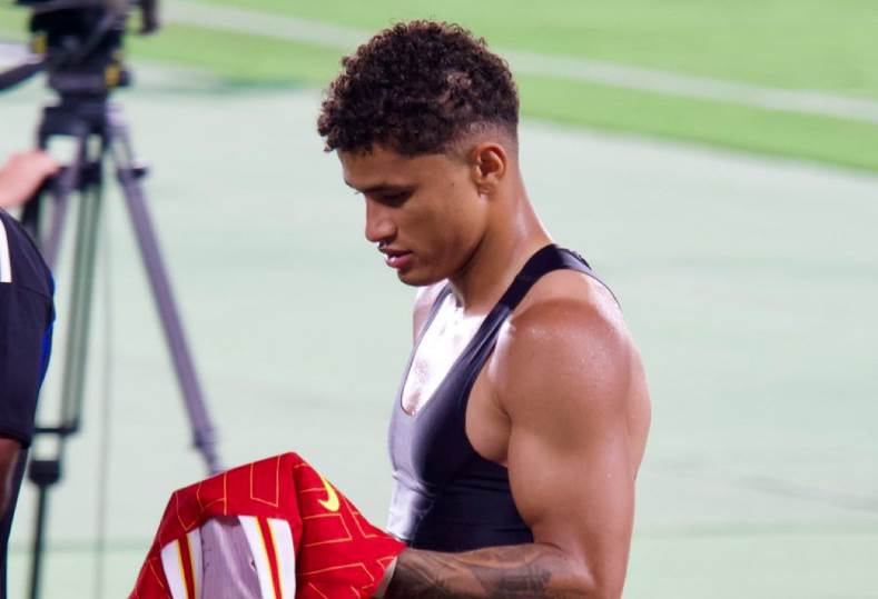ماتيوس ينظر إلى قميص محمد صلاح بإعجاب