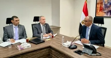 نائب وزير الإسكان يتفقد تصنيع المهمات الكهروميكانيكية لمشروعات المياه