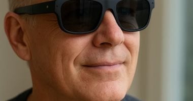 نظارات “Meta AI” تمنح الأمل لرجل كفيف وتجعله يُلقب بـ “جيمس بوند”