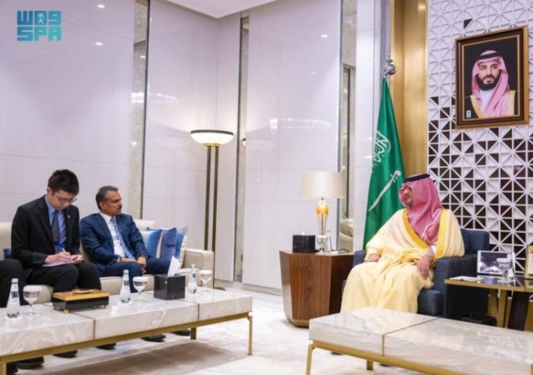 وزير الداخلية يناقش مع سفير سنغافورة القضايا المشتركة