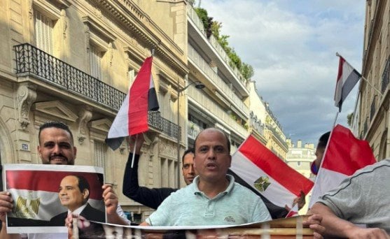 وقفة حاشدة في باريس دعماً للرئيس السيسي ضد الإرهاب «فيديو»