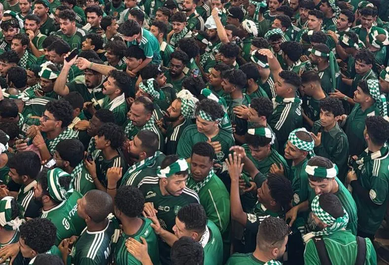 جماهير الأهلي السعودي تزين مدرجات ملعب الإنماء