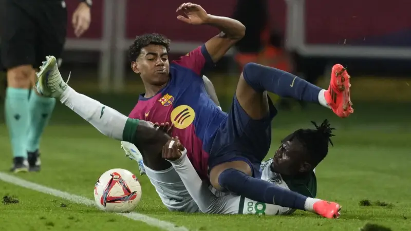 لامين يامال يغيب عن مباراة برشلونة ضد فالنسيا بسبب آلام في العانة