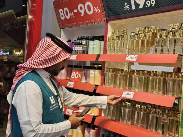 “التجارة” تنفذ 6319 جولة ميدانية للتأكد من التزام الأسواق بعروض اليوم الوطني 95