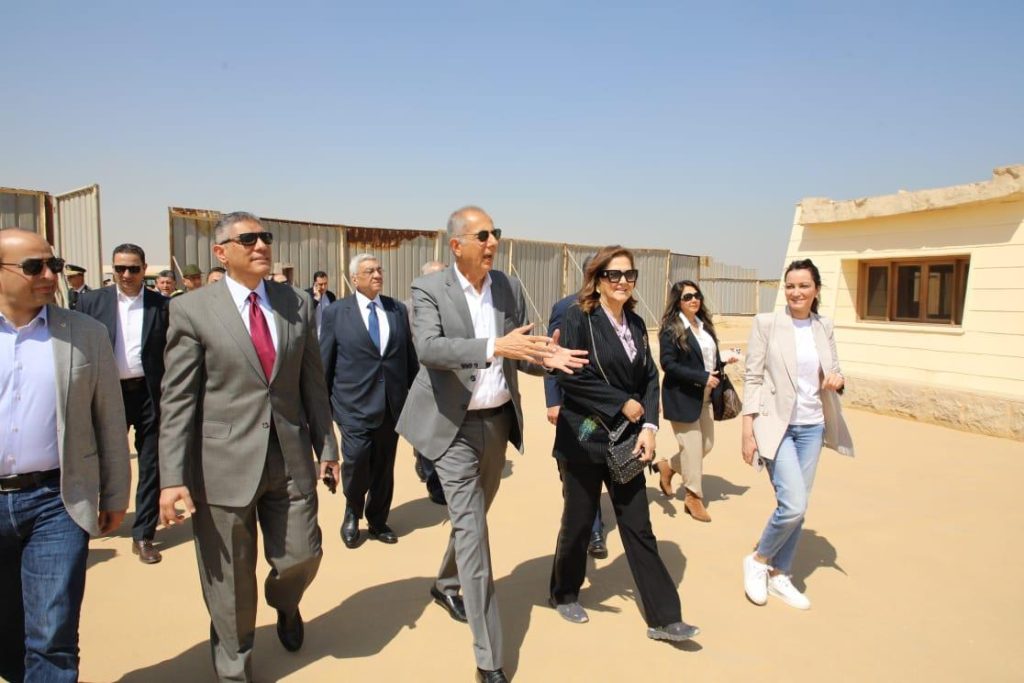مستشار رئيس الجمهورية ومحافظ الجيزة يتفقدان استعدادات تطوير محيط الأهرامات والمتحف الكبير