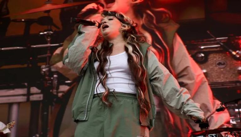 إغماء المغنية البريطانية لولا يونغ على المسرح يثير قلق جمهورها في نيويورك
