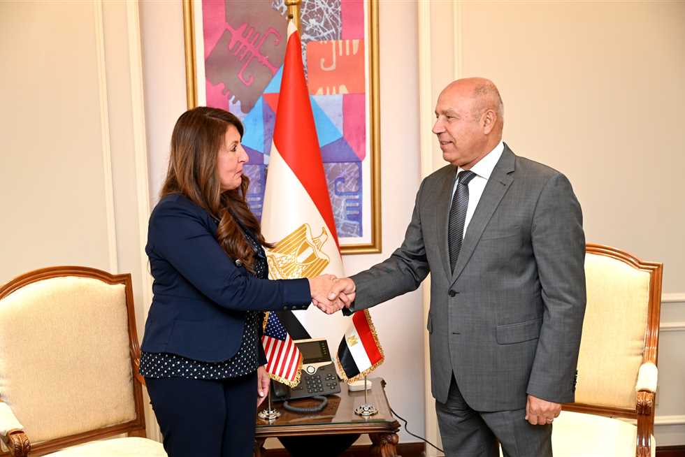 وزير الصناعة والنقل يبحث مع السفيرة الأمريكية فرص الاستثمار في الموانئ والنقل البحري