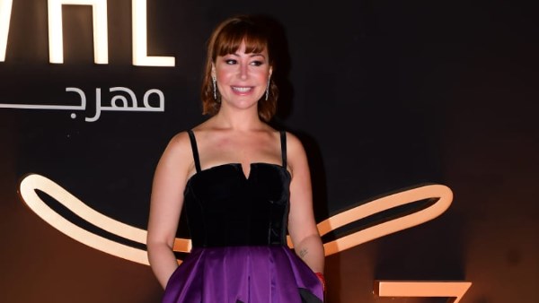 منة شلبي تتوج بجائزة الإنجاز الإبداعي في مهرجان الجونة السينمائي