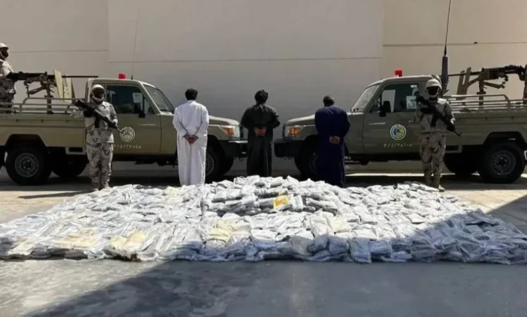 الجهات الأمنية تضبط مروجين وكمية كبيرة من المخدرات في عدة مناطق بالمملكة