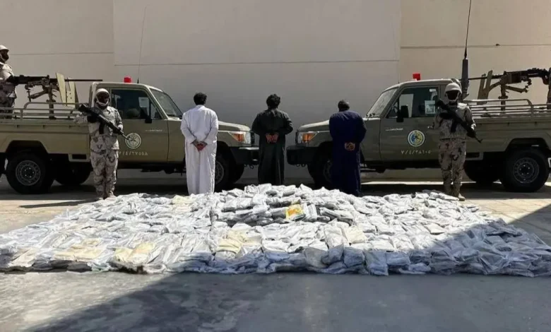 الجهات الأمنية تضبط مروجين وكمية كبيرة من المخدرات في عدة مناطق بالمملكة
