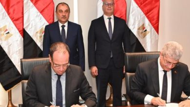 وزارا قطاع الأعمال والبترول يوقعان عقد تطوير فندق "جيت بيتش" بالعين السخنة