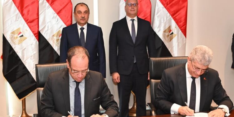 وزارا قطاع الأعمال والبترول يوقعان عقد تطوير فندق “جيت بيتش” بالعين السخنة