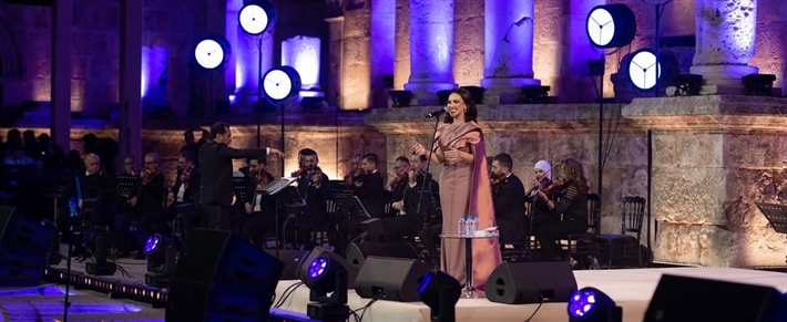 مي فاروق تُحيي حفلاً غنائياً في المسرح الروماني بعمان وتشارك جمهورها الصور