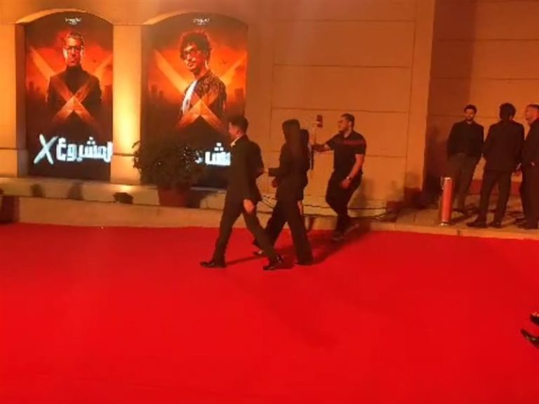 ليلى أحمد زاهر وزوجها هشام جمال على السجادة الحمراء في العرض الخاص لمسلسل “ولد بنت شايب”