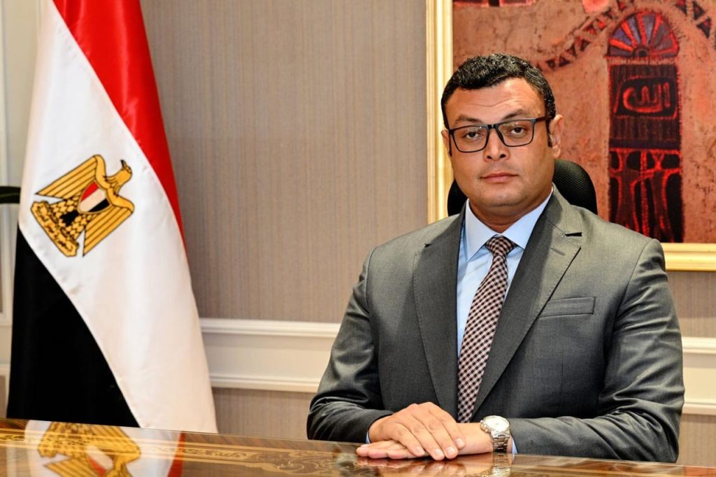 وزير الإسكان يتابع ضوابط تنظيم الإعلانات على الطرق العامة