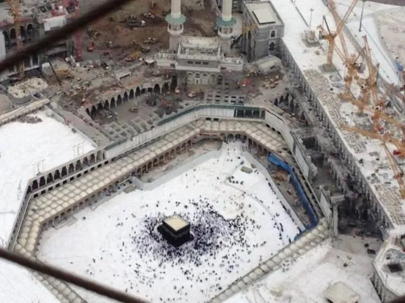 عبدالله المسند يتأمل في محور كوني بين الكعبة المشرفة والبيت المعمور
