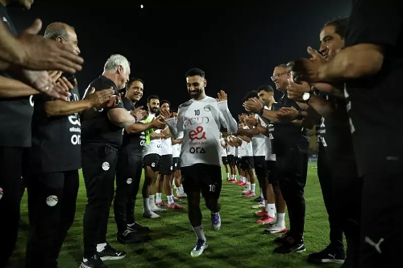 احتفالًا بجائزة الأفضل.. ممر شرفي لصلاح في تدريبات منتخب مصر