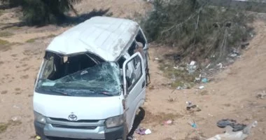 إصابة 4 أشخاص إثر انقلاب ميكروباص بالطريق الإقليمى